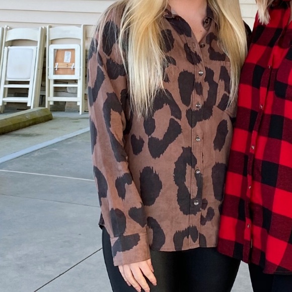 Cheetah Pattern Button Down Top - Picture 2 of 6